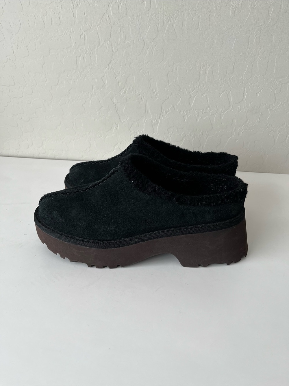 UGG New Heights Platform Cozy Clog Slippers Black Shearling Lined Women’s 9 - Picture 5 of 9